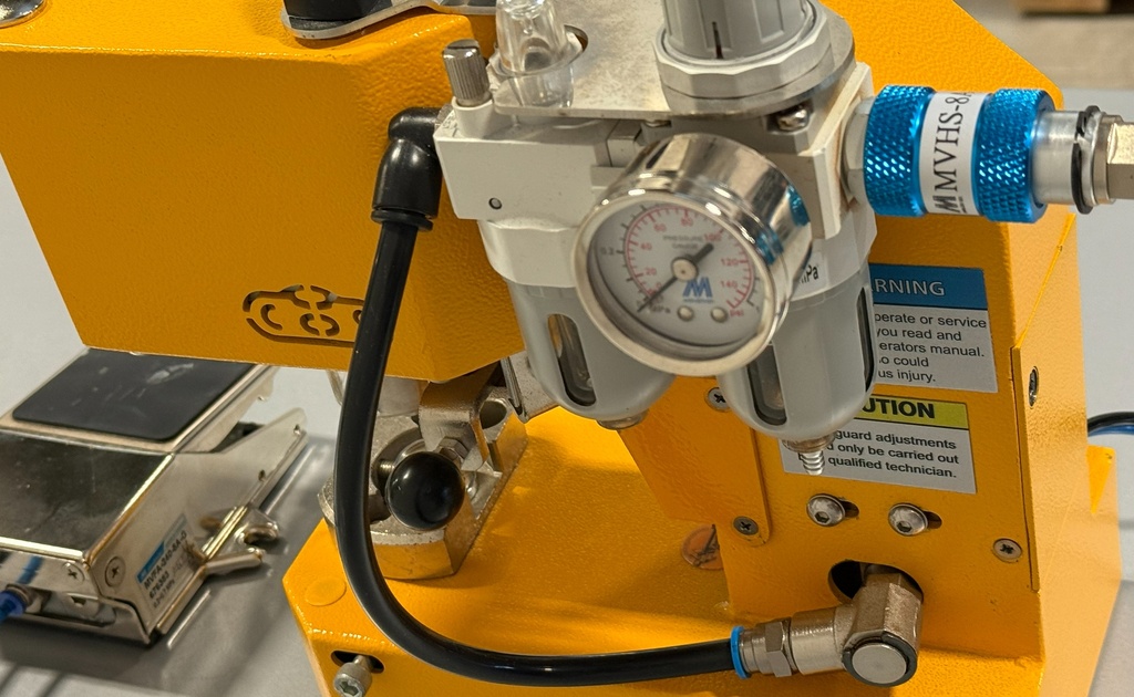 USED CS-TIDY-41F PNEUMATIC MACHINE w/ FOOT PEDAL